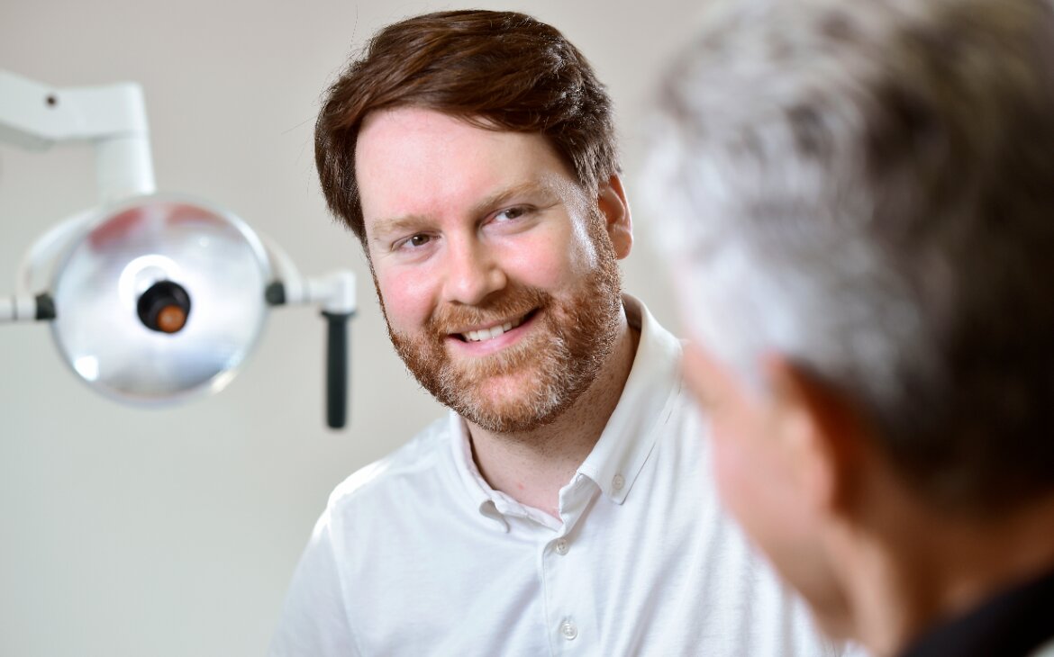 Der Berliner Zahnarzt Dr. Caemmerer im Gespräch mit einem Patienten.