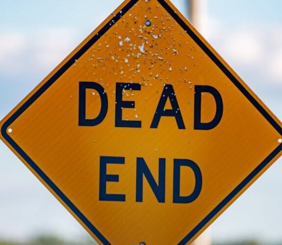 Gelbes Schild mit der Aufschrift Dead End.