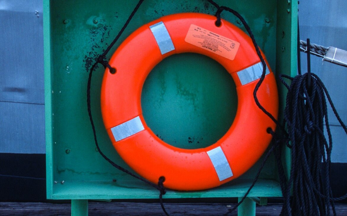 Ein Lebensretter vor einem großen Schiff.