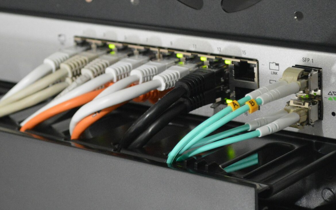 Schwarzer Netzwerk-Switch mit Kabeln