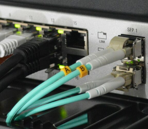 Schwarzer Netzwerk-Switch mit Kabeln