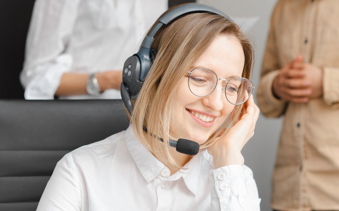 Frau telefoniert mit Headset am IT-Helpdesk