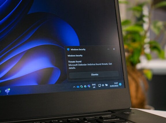 Notebook mit Sicherheits-Warnung auf dem Bildschirm, Cybersecurity Awarness schaffen mit NOVAGO