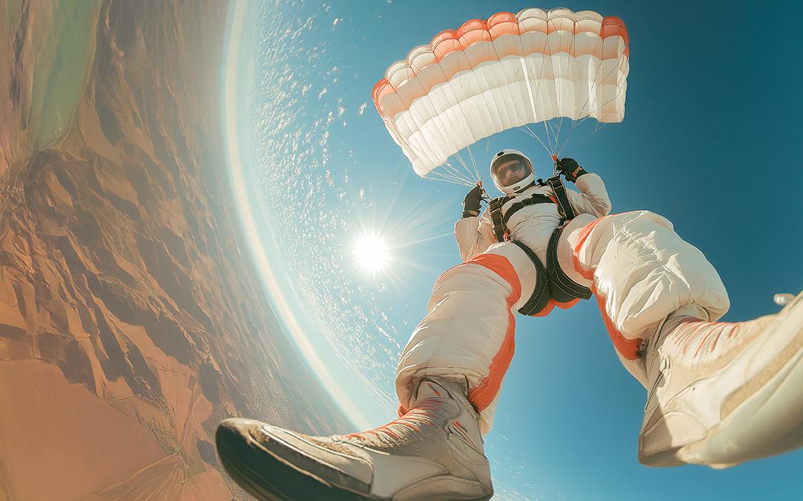 Eine Person am Fallschirm.