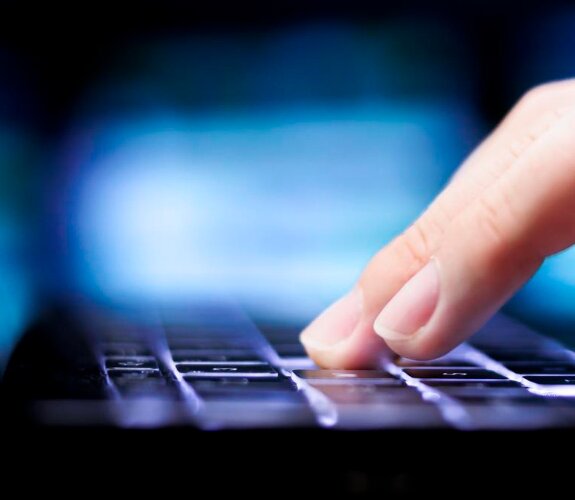 Nahaufnahme von Fingern auf einer Tastatur -Symbolbild für IT-Trends 2026 bei Startups und KMU